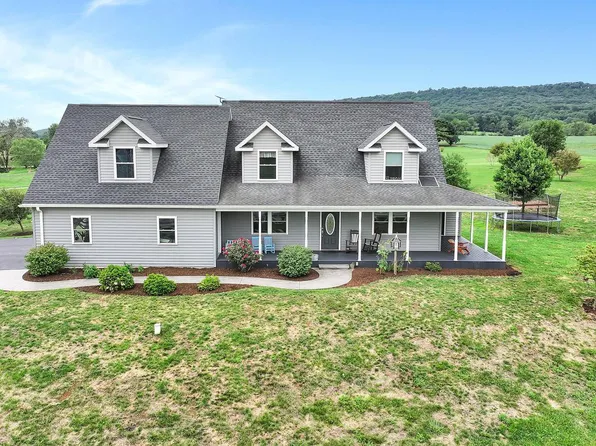 1393 Mountain Dr, Fredericksburg, PA 17026