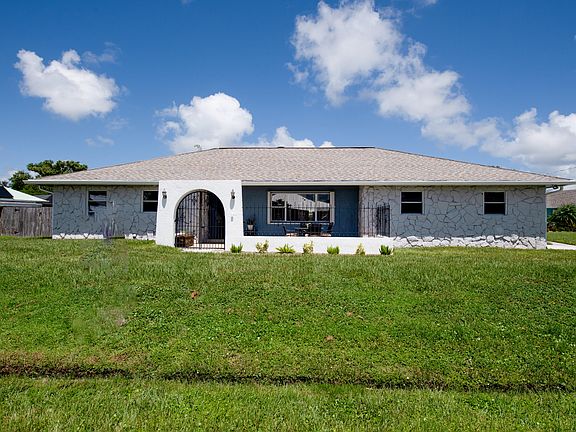 3rd image of 2419 SE Bordeaux Court
