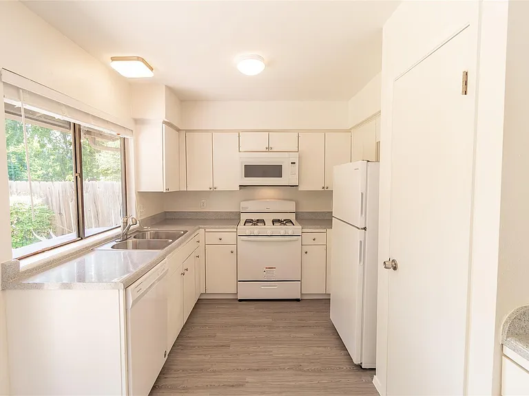 906 Red Cliff Dr — Photo 11