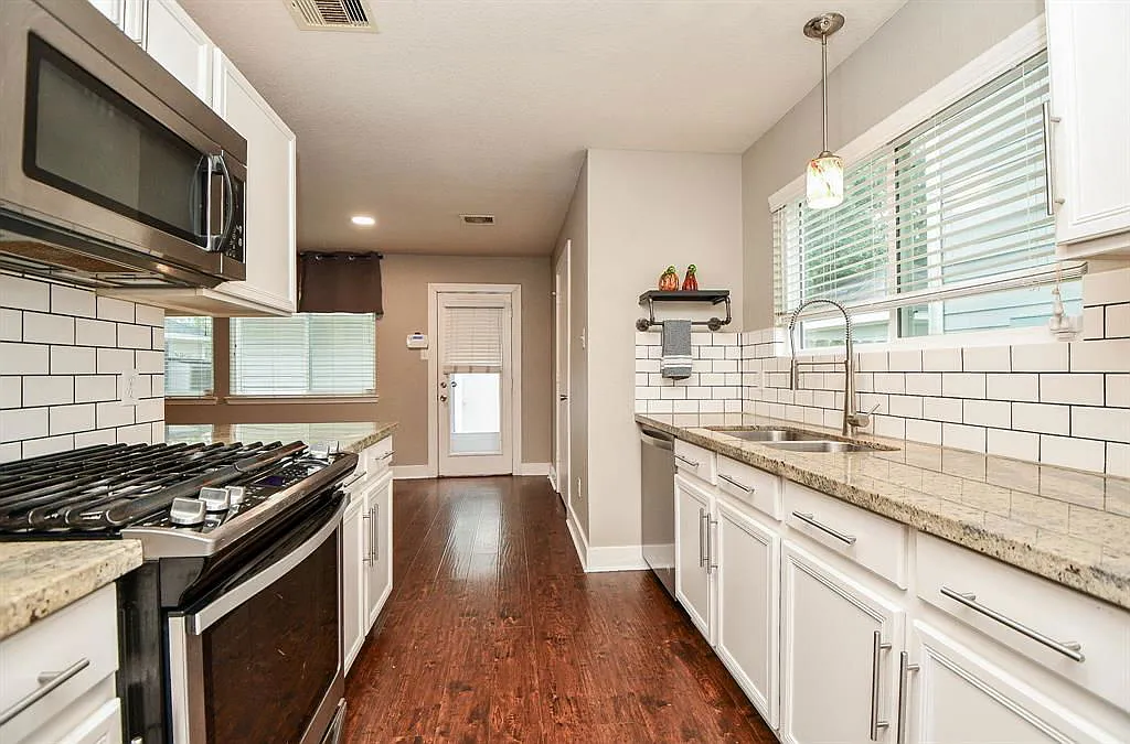 3 bed, 2.5 bath, 3687 sqft, $2,350 — Photo 3