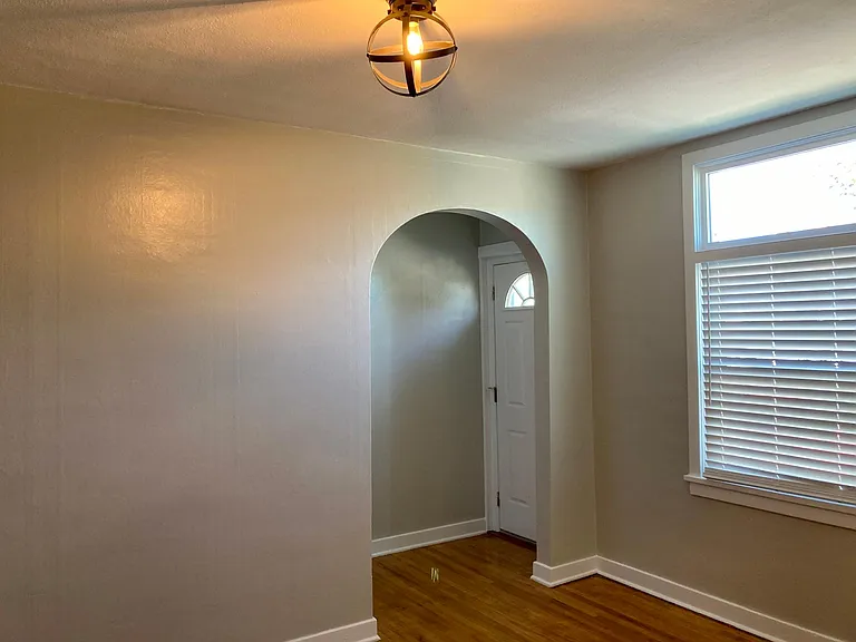 608 W Clark St — Photo 7