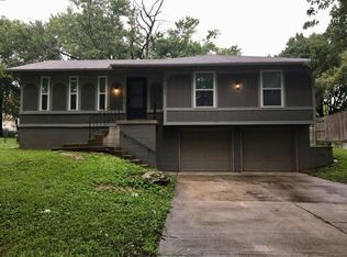 2405 SW South Ct, Blue Springs, MO 64015