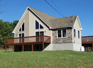 325 Fawn Lake Dr, Hawley, PA 18428