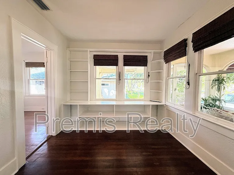1103 Charles St — Photo 21
