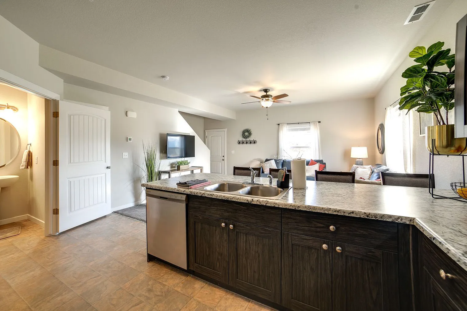 3 bed, 2.0 bath, 1496 sqft, $4,580 — Photo 4