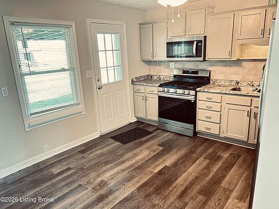 3rd image of 206 Meadowview Dr