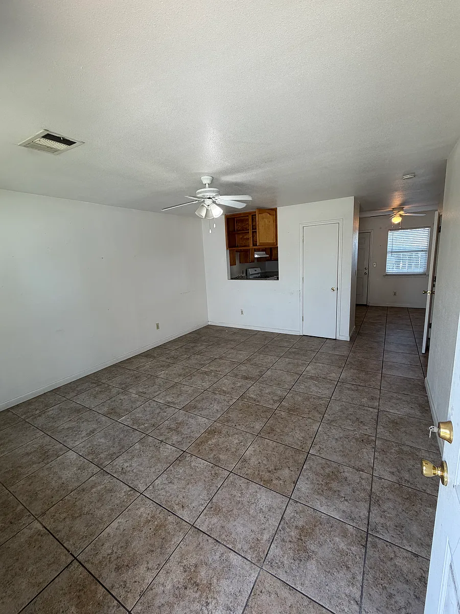 Building Photo - 101 E Lang St #2