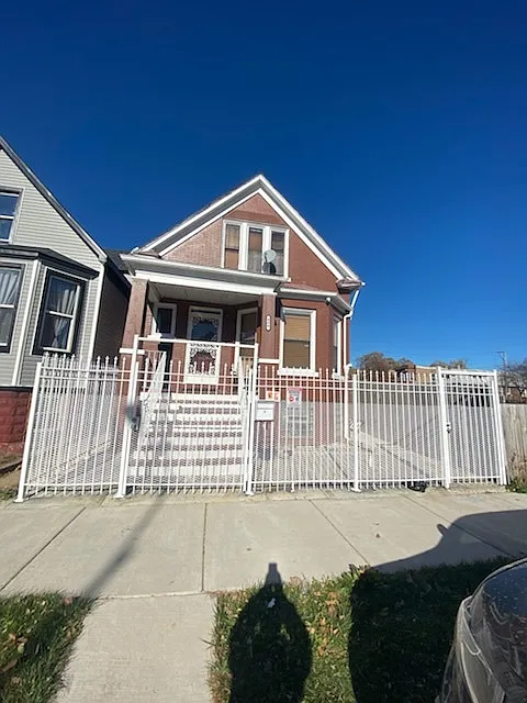 906 W 71st St photo 1