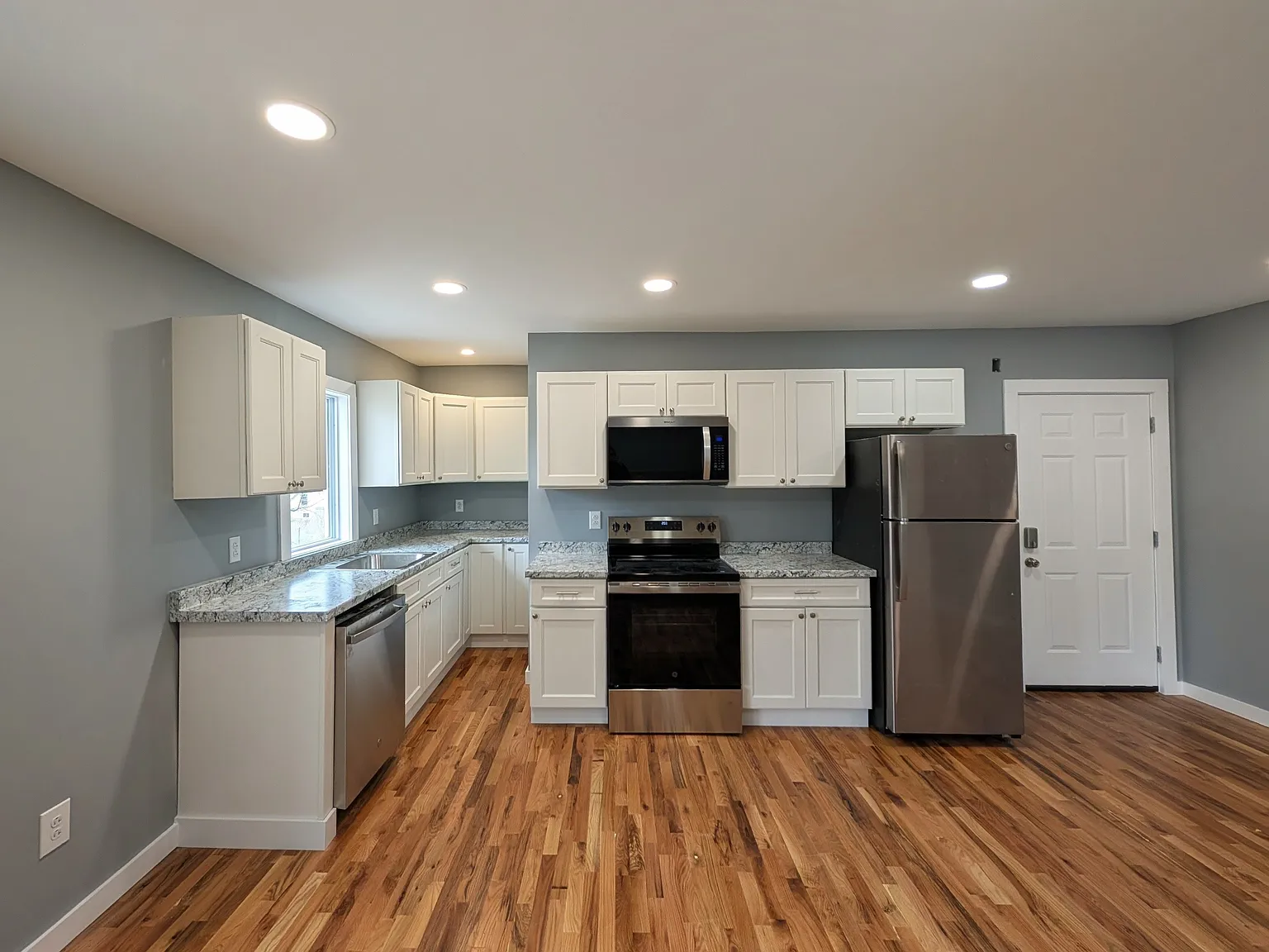 510-512 Columbia Street - 512 Upper — Photo 2