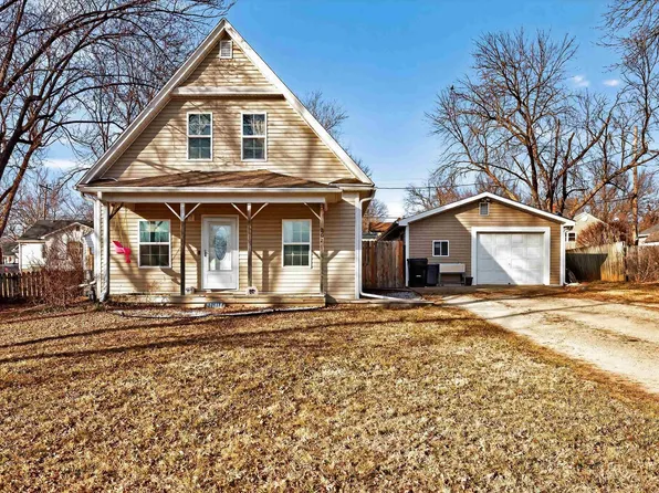 202 Clements Dr, Holton, KS 66436