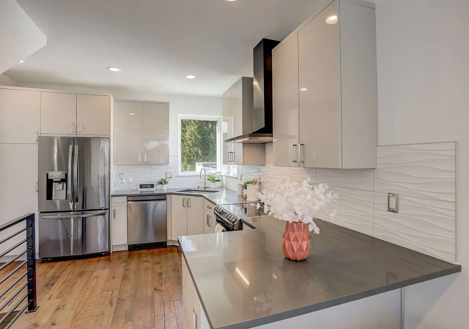 Modern Townhome on Beacon Hill! — Photo 2