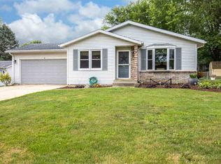1813 W Winchester Dr, Freeport, IL 61032