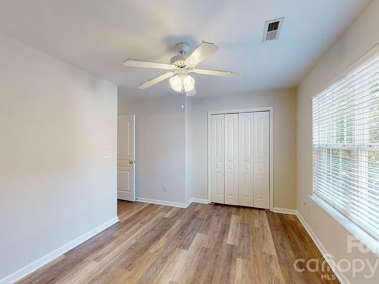 5545 Seths Dr — Photo 16