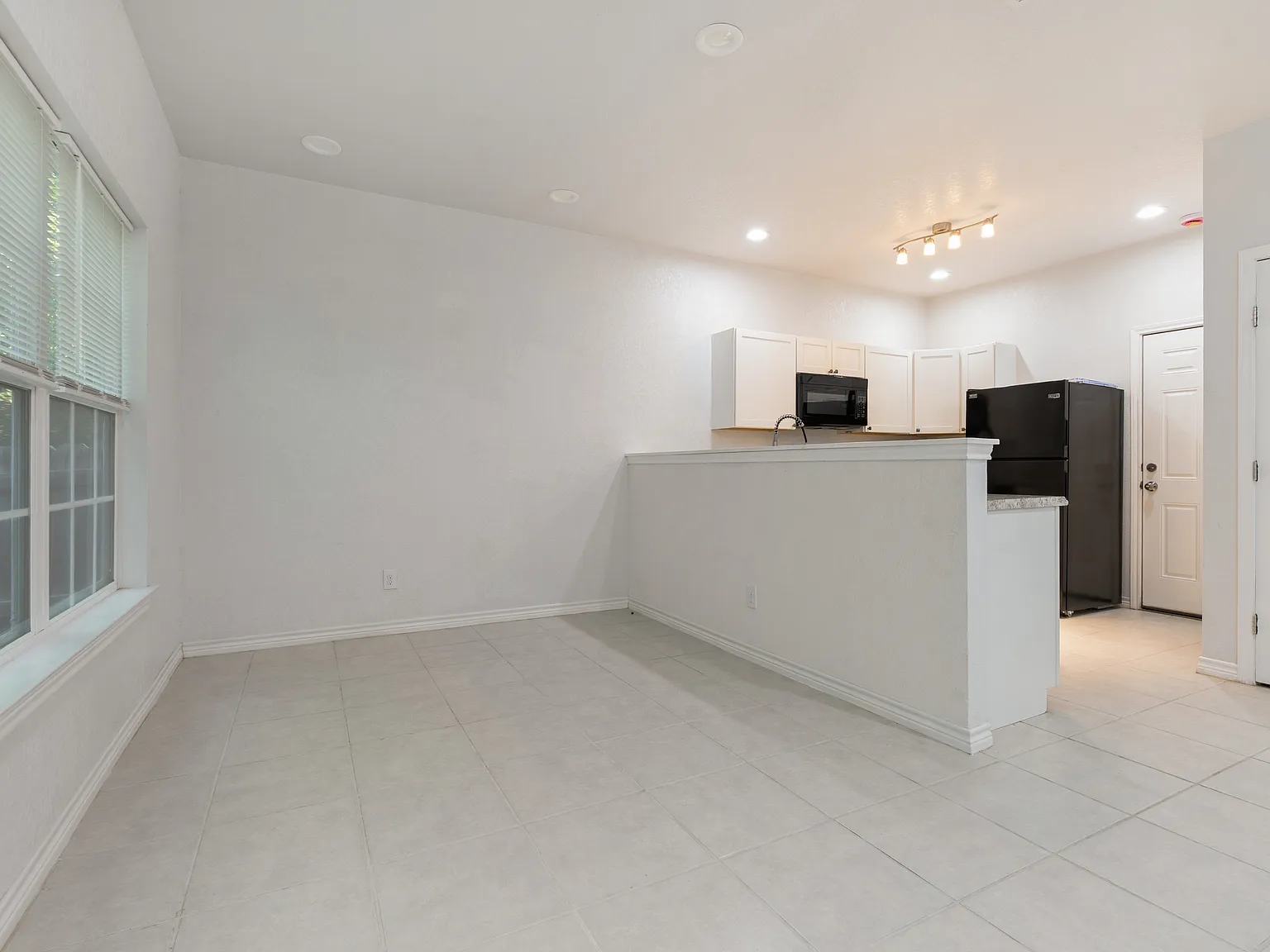 3 bed, 2.5 bath, 1540 sqft, $1,800 — Photo 3