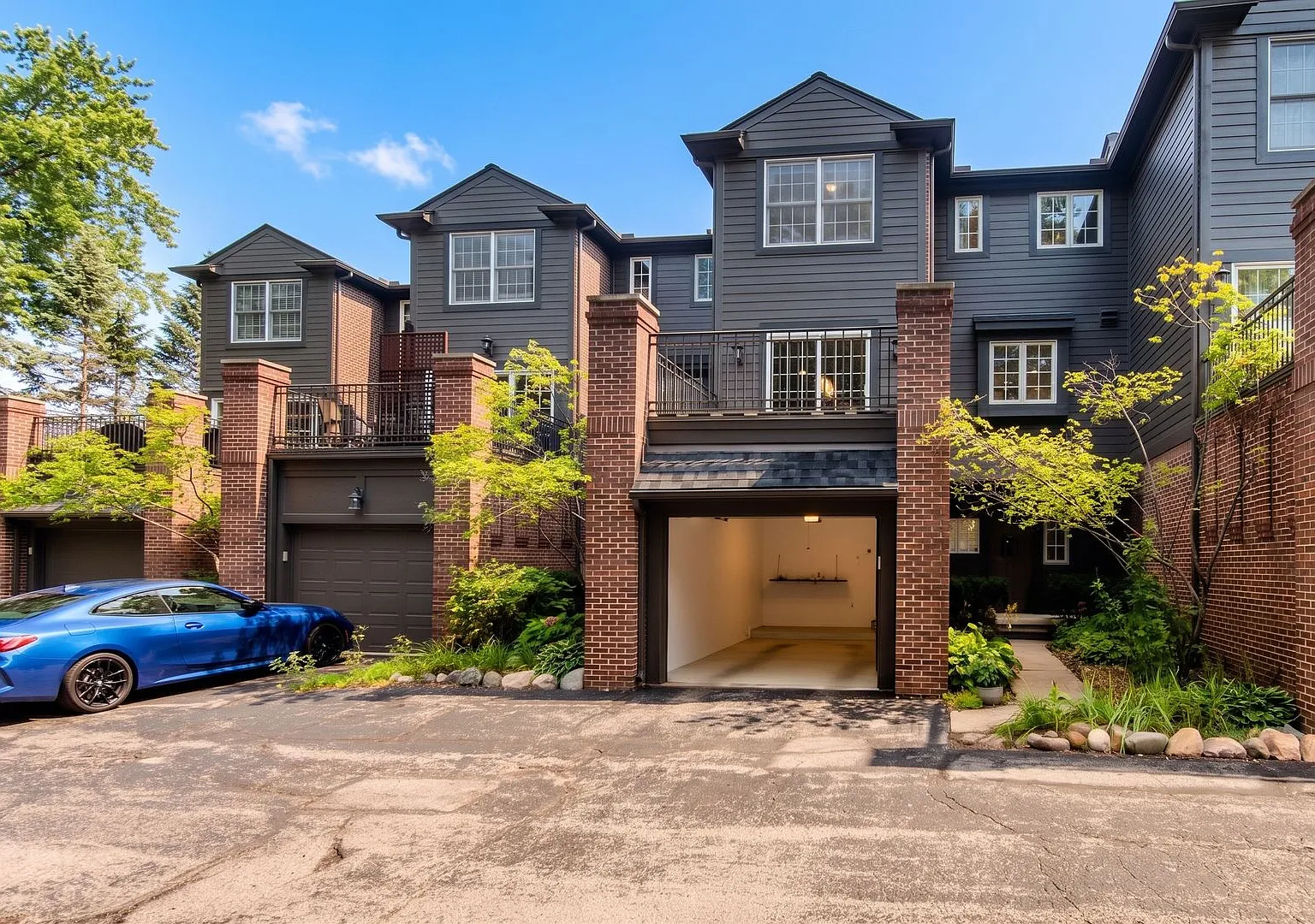 805 N Sherman Dr — Photo 1