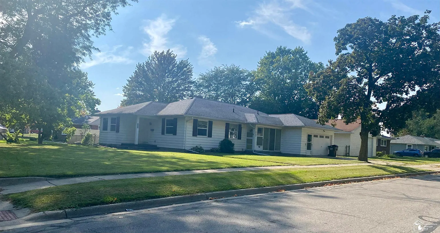 627 Maple Dr photo 1