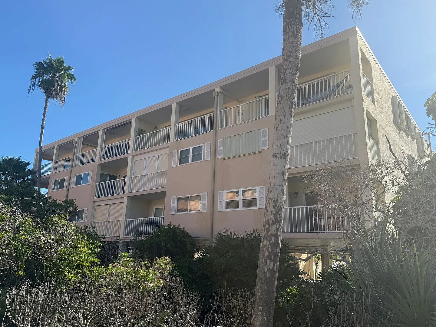Beatifully Updated Beach Condo Fully Furnished Annual Rental 2/2 — Photo 2