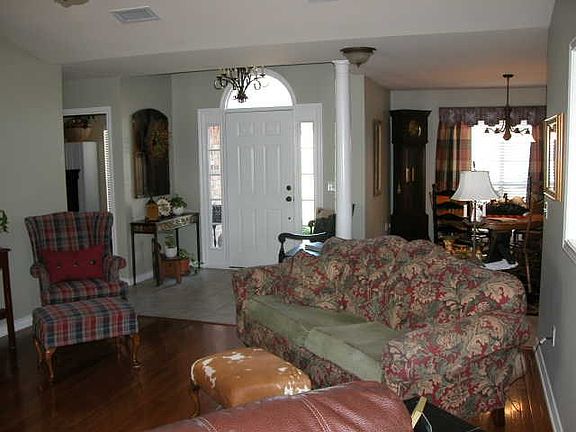 5th image of 900 Willow Oak St