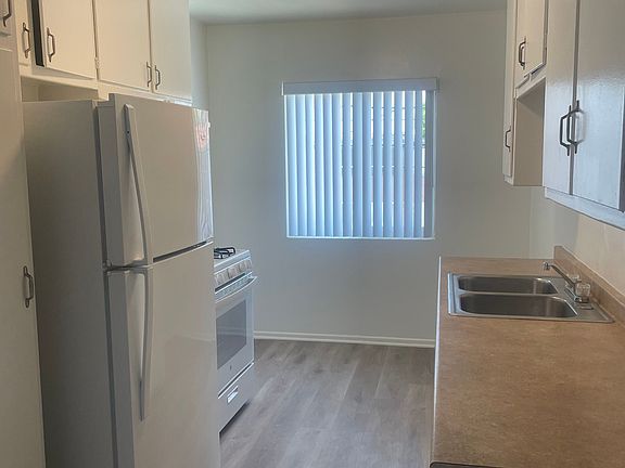 3rd image of 14254 Burbank Blvd APT 11