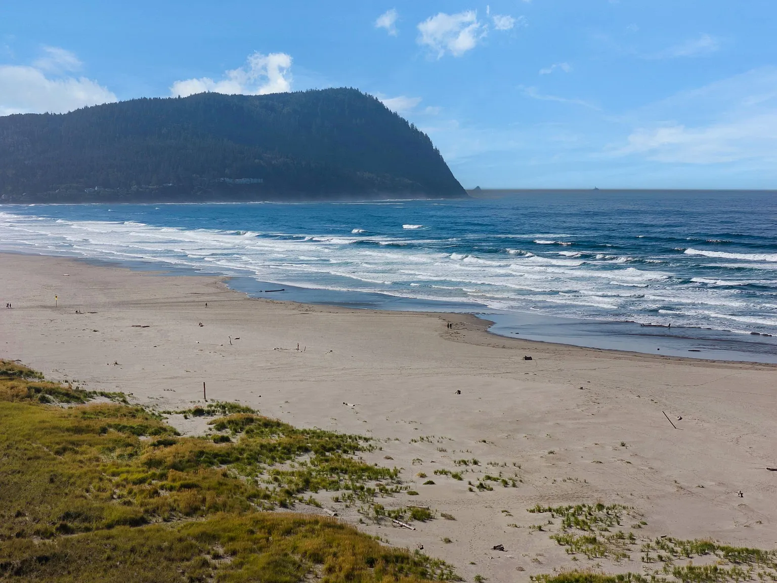 Fully Furnished 4BR Coastal Home - Month-to-Month in Seaside Oregon-600ft to the beach — Photo 4