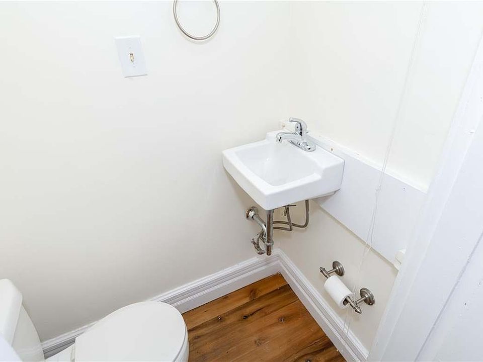 1st image of 320 Park Dr