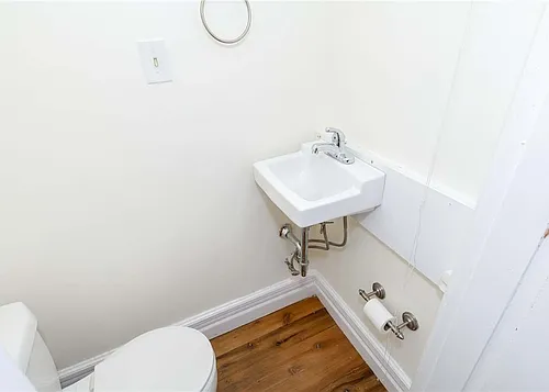 320 Park Dr Photo 1