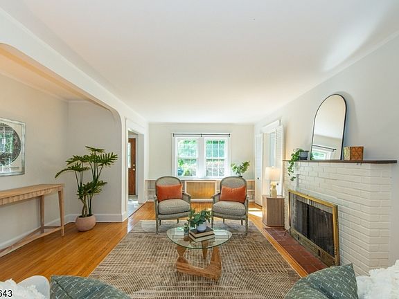 5th image of 39 Essex Ave