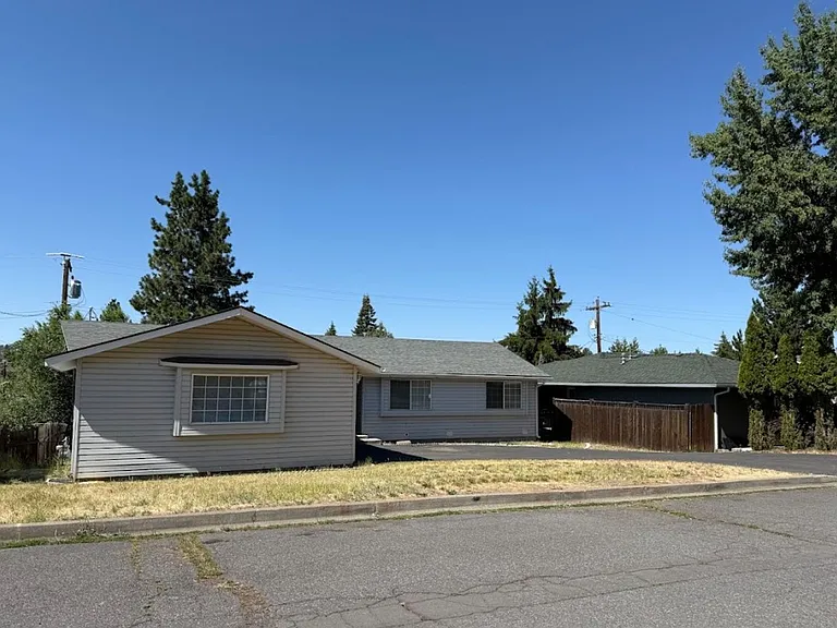 194 Peach St — Photo 1
