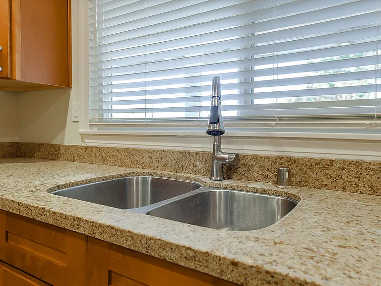 2448 Whitethorne Dr — Photo 16