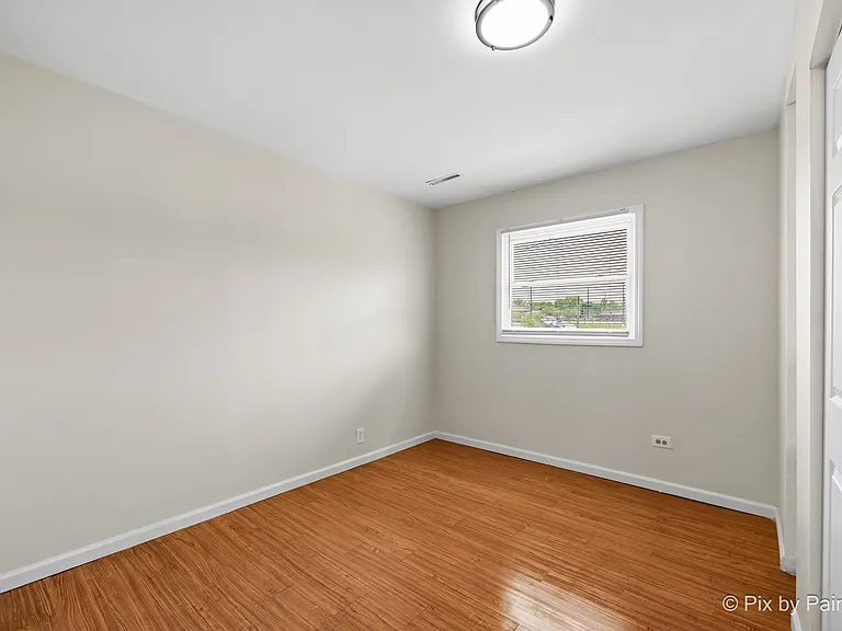 327 E Lake St — Photo 14