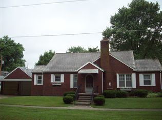 412 N Pine St, Villa Grove, IL 61956