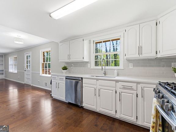 5th image of 3569 Woods Dr