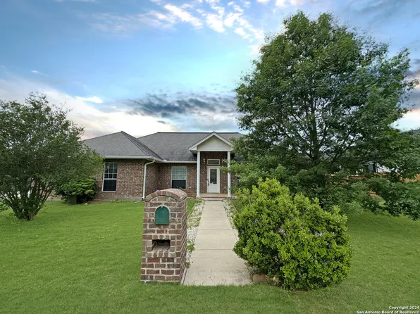106 Oaklane Dr, Floresville, TX 78114