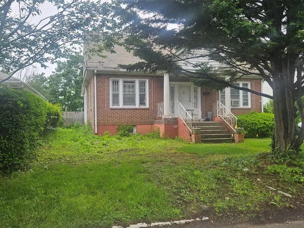 37 Netz Place, North Hempstead, NY 11507