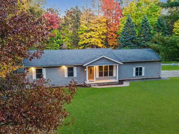 917 Goldenrod Dr, Houghton Lake, MI 48629