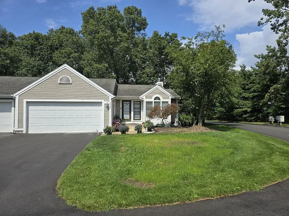 4268 Valleyside Ct NE, Grand Rapids, MI 49525