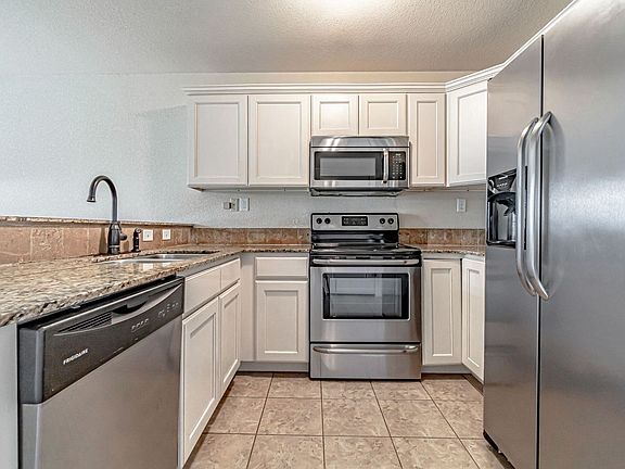 4th image of 926 Kensington Dr