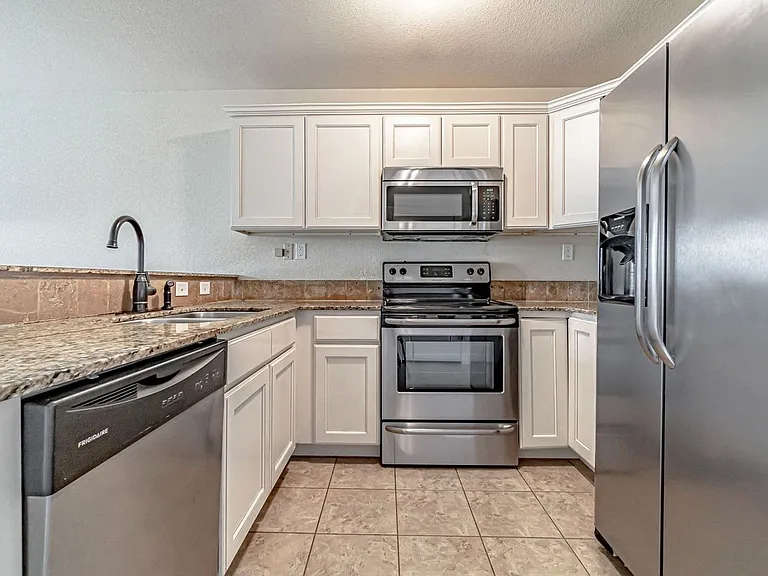 926 Kensington Dr — Photo 4