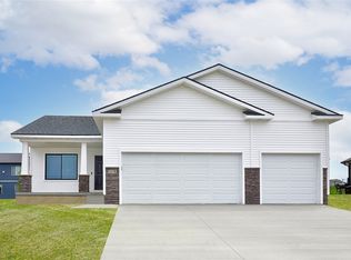 1174 S 92nd St, West Des Moines, IA 50266