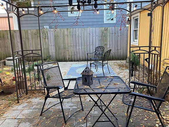 2nd image of 825 Greer St #1