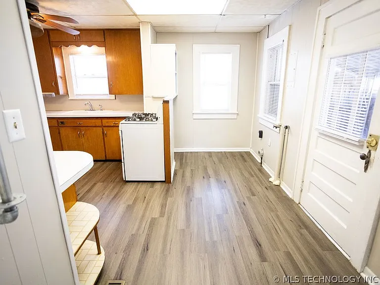 1147 S Florence Ave — Photo 30