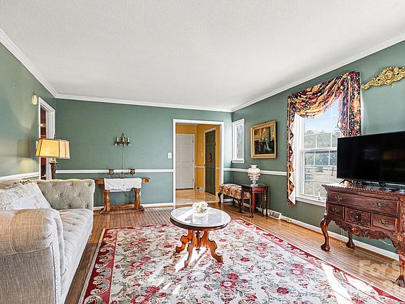 5th image of 324 Windsor Dr