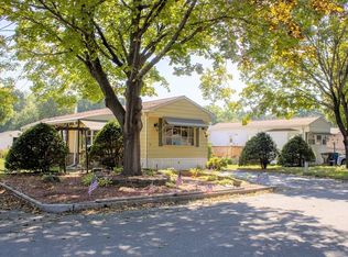 28 Lamplighter Ln, Springfield, MA 01119