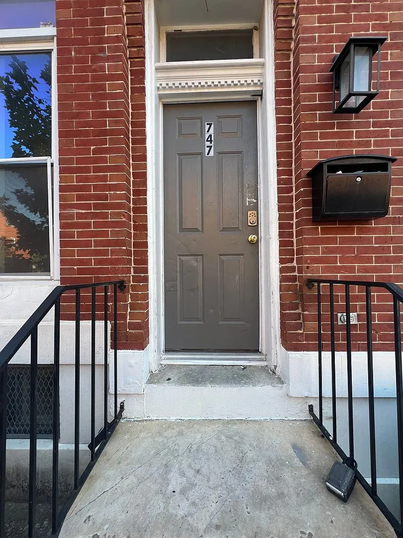 Spacious 3 Bedroom Home in East Baltimore — Photo 1
