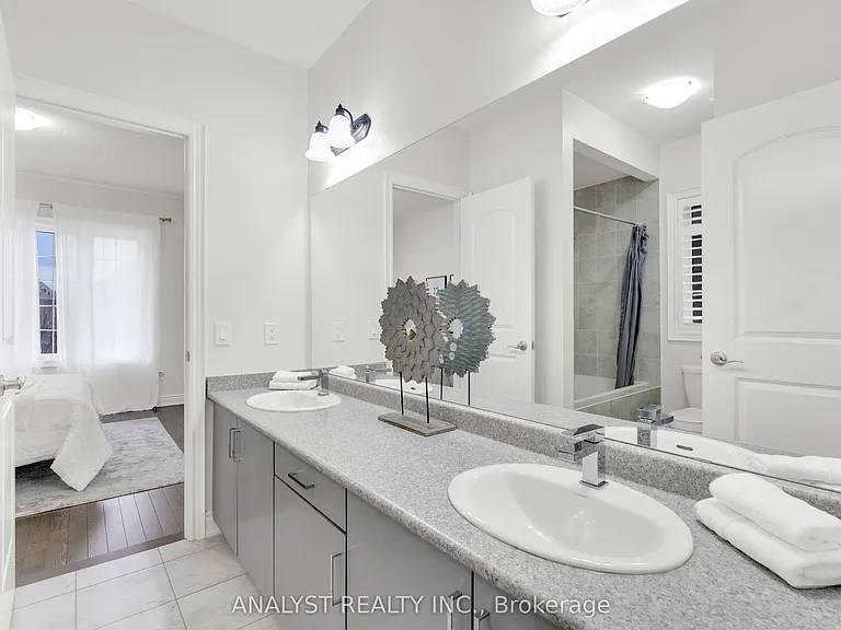 61 Ross Vennare Cres — Photo 32