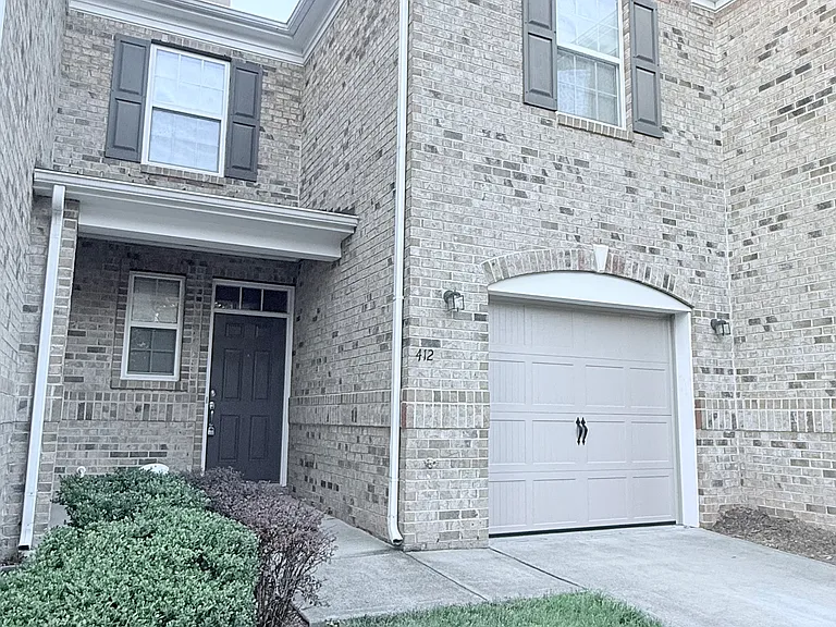 412 Longchamp Ln — Photo 3