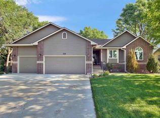328 E Fox Run St, Mulvane, KS 67110