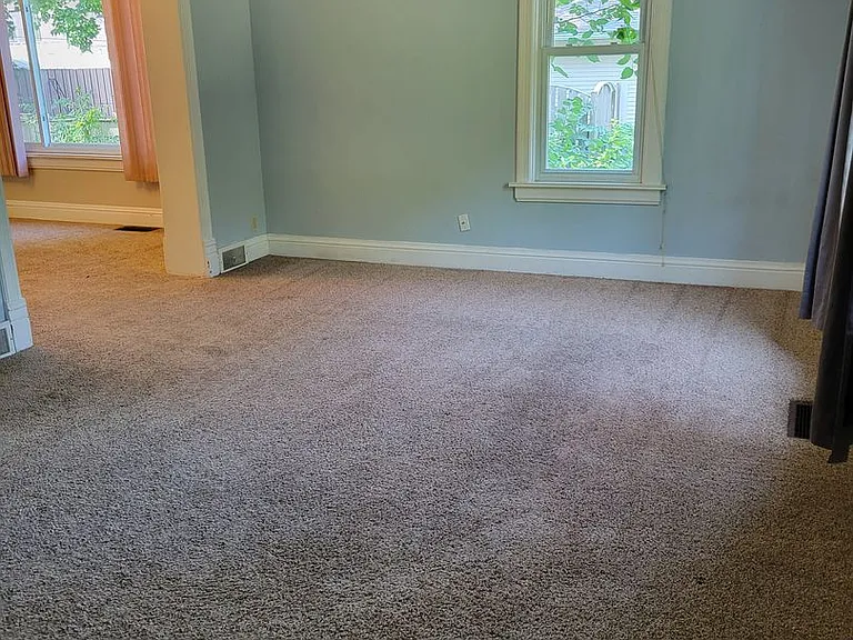 512 E Maple St — Photo 4