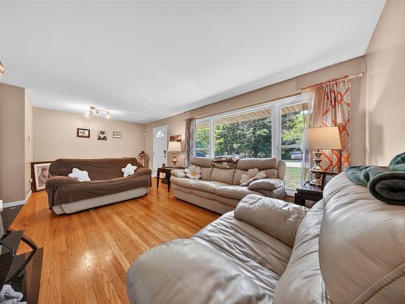 2nd image of 102 N Oak St