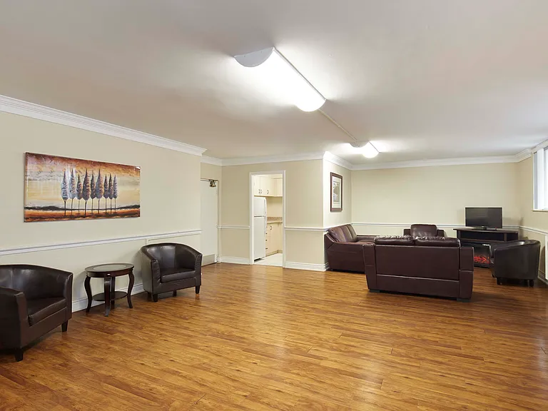 1177 Bloor St — Photo 23
